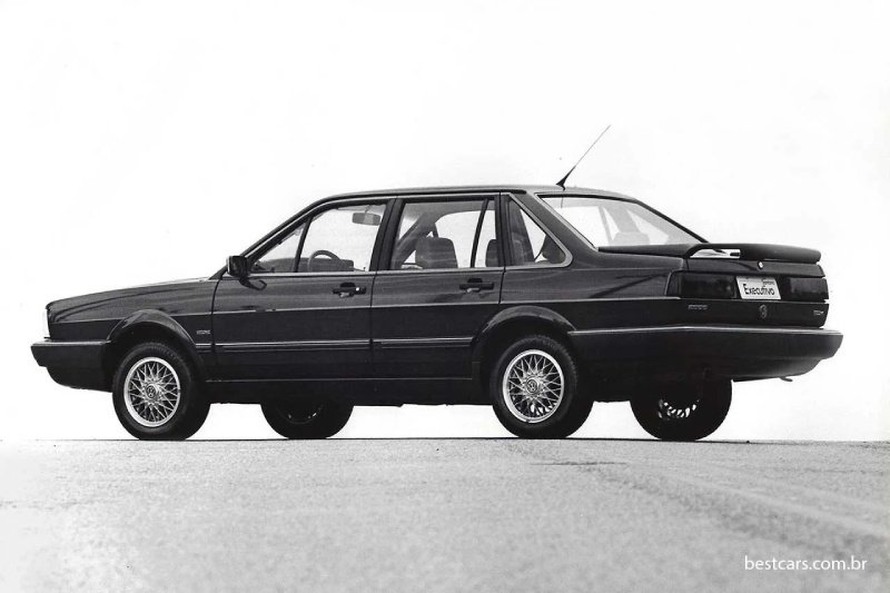 Volkswagen Santana Executivo – série especial com apelo esportivo e luxuoso Volkswagen Santana Executivo 1990 visto de lado com rodas estilo BBS