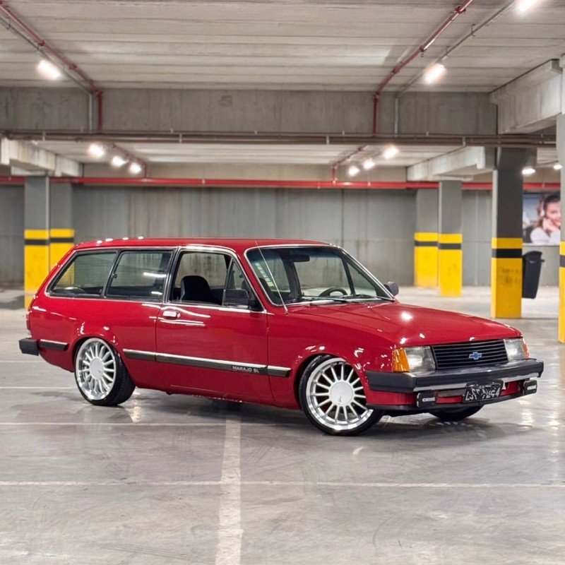 Chevrolet Marajó SL vermelha rebaixada — perfil lateral em garagem