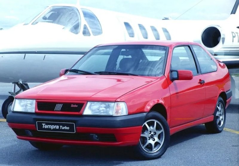 Fiat Tempra Turbo – sedã nacional com motor turbo Fiat Tempra Turbo prata em movimento em estrada