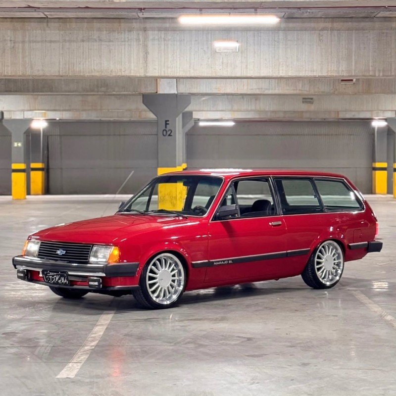 Chevrolet Marajó vermelha rebaixada — traseira 3/4 em garagem